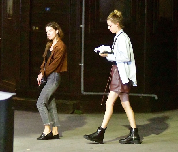 Кара Делевинь с подругой