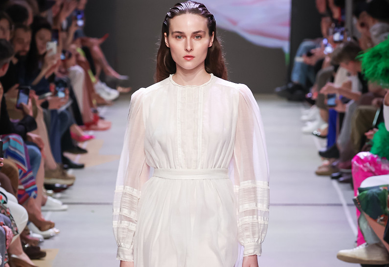 Показ круизной коллекции «Прерафаэлиты» бренда SHATU в рамках Московской недели моды в Зарядье
