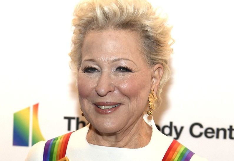 Бетт Мидлер оказалась в центре скандала. Подробности!
