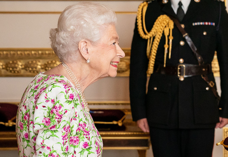 Елизавета II впервые за долгое время появилась на публике без трости