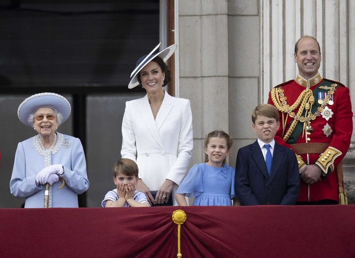 Королева Елизавета II, Кейт Миддлтон и принц Уильям с детьми