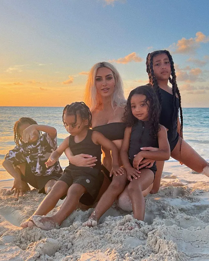 Ким Кардашьян со своими детьми