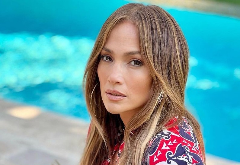 53-летняя Дженнифер Лопес снялась топлес для рекламы своего бренда. Фото!