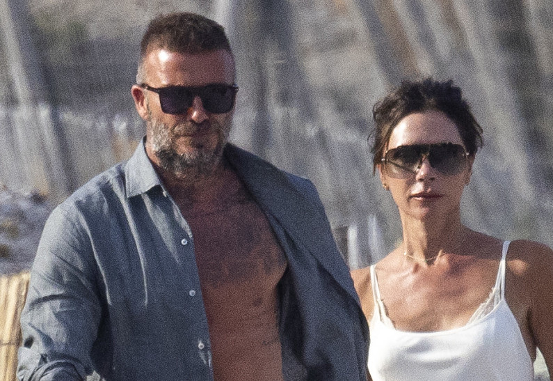 С голым торсом и в бикини: Дэвид и Виктория Бекхэм проводят лето на шикарной яхте в Сен-Тропе