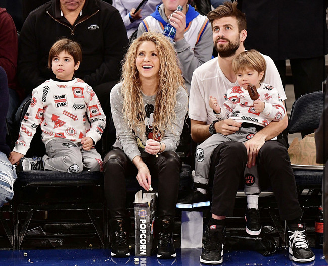 Шакира и Жерар Пике с детьми