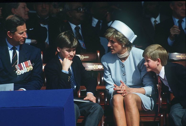 Принцесса Диана и принц Чарльз с принцем Уильямом и принцем Гарри