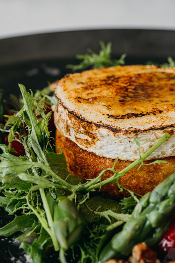 Салат с запеченным козьим сыром