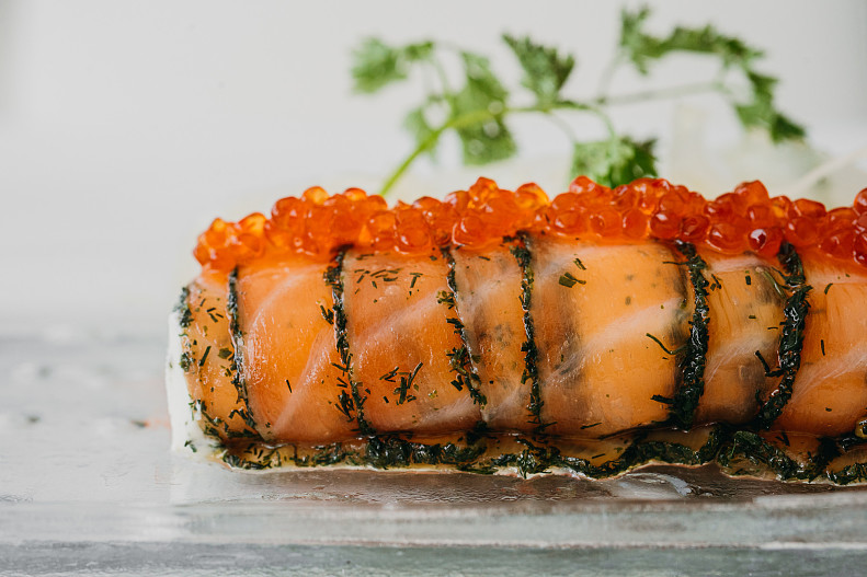 Лосось в специях, лимонный крем, фенхель, свежий томат с имбирем