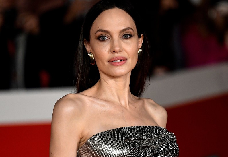 Анджелина Джоли ведет подлую игру в отношении Брэда Питта. Подробности!