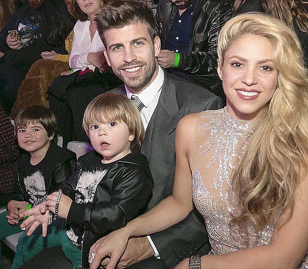 Жерар Пике и Шакира со своими детьми