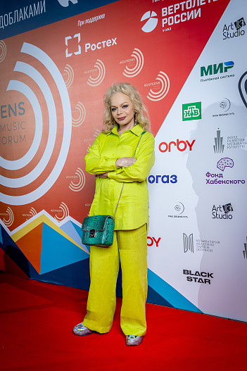 Лариса Долина