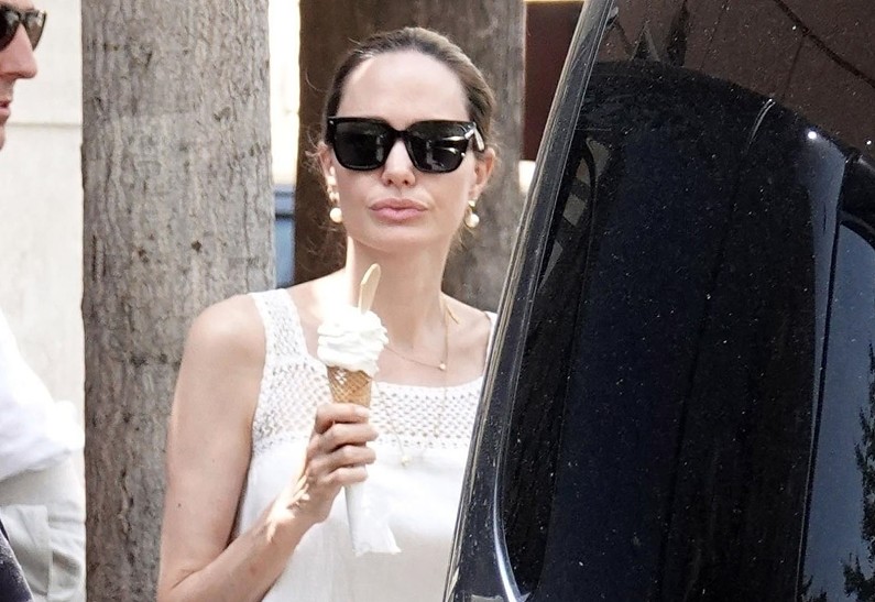 Анджелина Джоли взяла перерыв в съемках и устроила выходные с детьми в Риме. Фото!