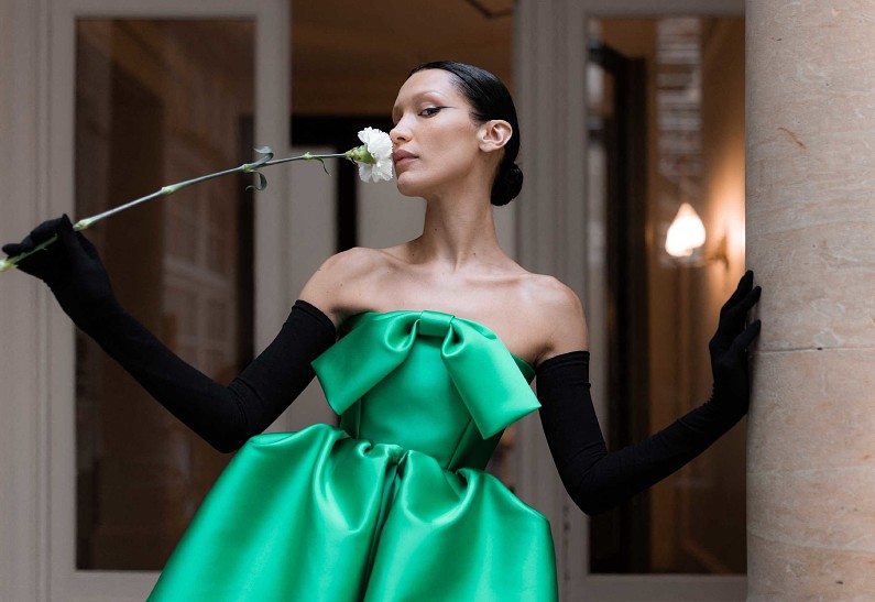 Показ Balenciaga в Париже: Белла Хадид, Ким Кардашьян, Дуа Липа, Рената Литвинова выступили моделями
