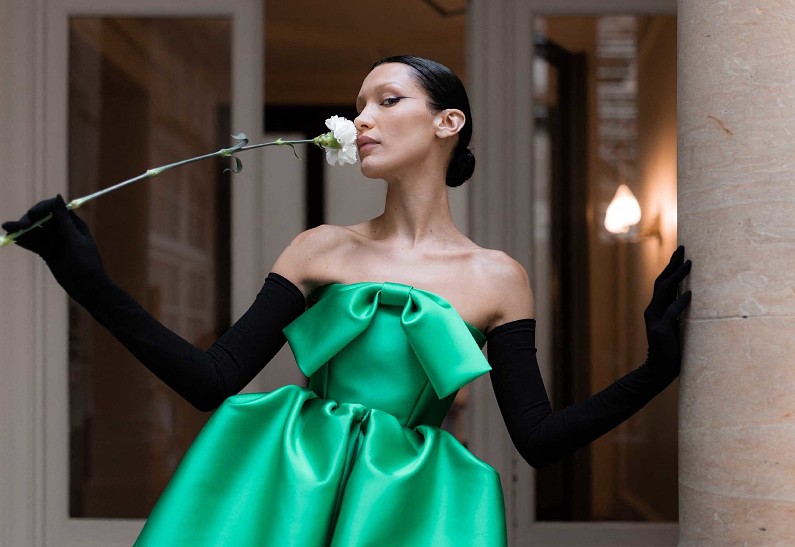 Показ Balenciaga в Париже: Белла Хадид, Ким Кардашьян, Дуа Липа, Рената Литвинова выступили моделями