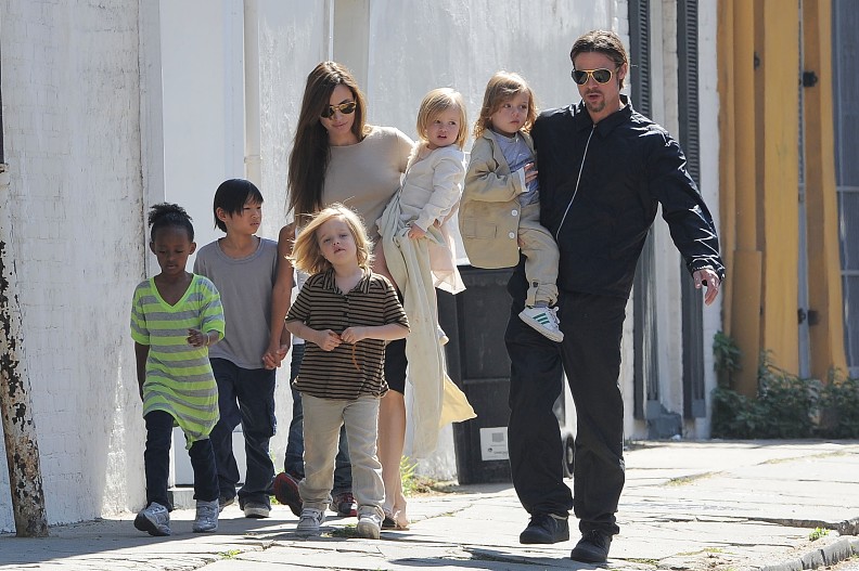 Анджелина Джоли и Брэд Питт со своими детьми