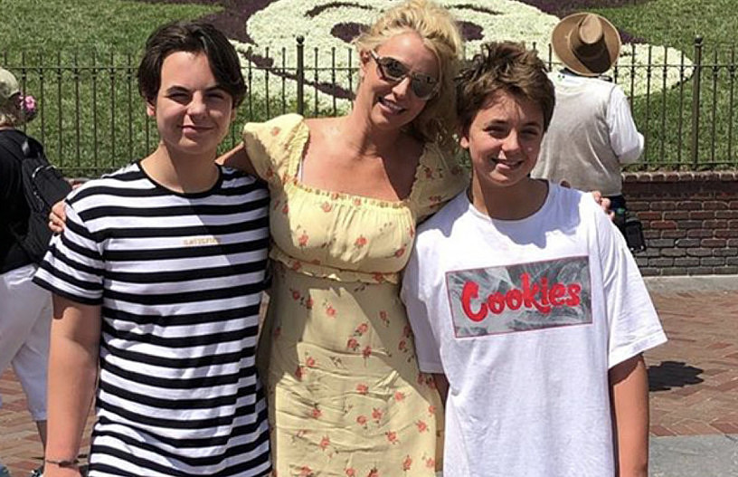 Бритни Спирс со своими сыновьями