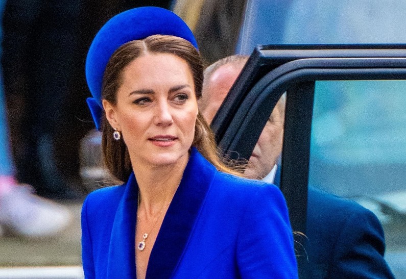 Почему Кейт Миддлтон не носит обувь на платформе при Елизавете II? Рассказываем!