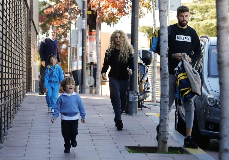 Шакира и Жерар Пике со своими детьми