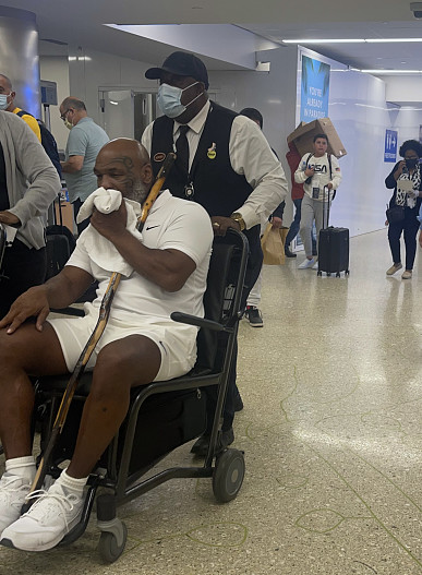 Майк Тайсон в инвалидном кресле