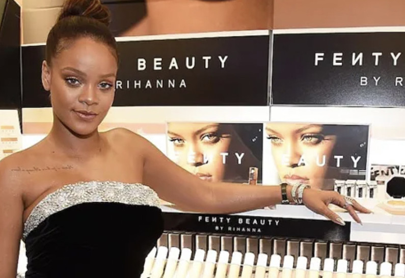 Бренд Рианны Fenty Beauty представил блеск для губ в виде кетчупа. Что думают поклонники?