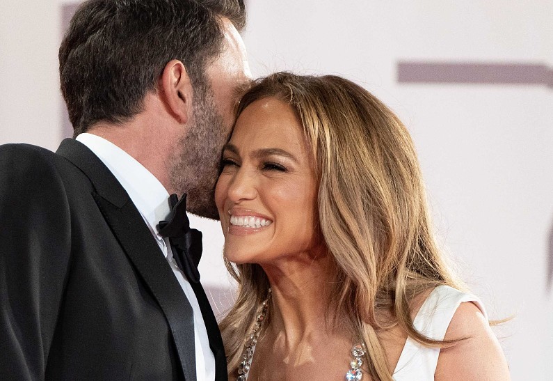 Дженнифер Лопес показала три своих свадебных наряда. Фото!