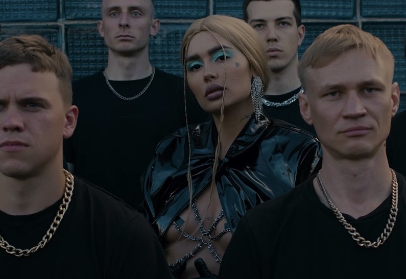 Эпоха возвращается: новый клип артистки Insight People KAITANA в эстетике лихих 90-х