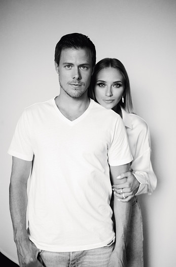 На Виктории: серьги и кольца Mercury из коллекции Сlassic, белое золото, бриллианты