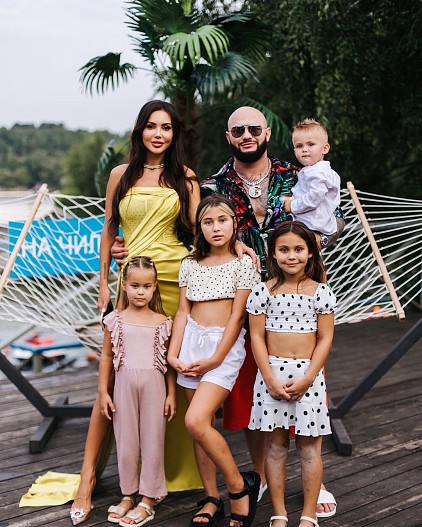 Оксана Самойлова и Джиган со своими детьми