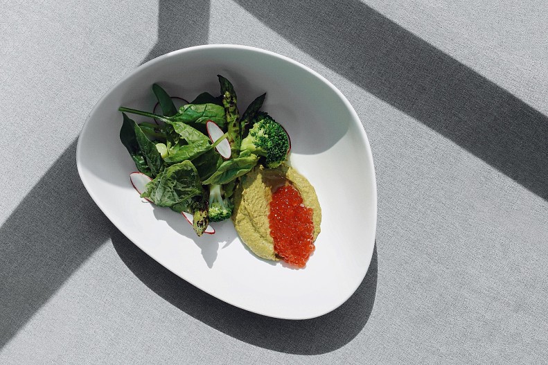 Зеленый хумус, красная икра, спаржа, брокколи