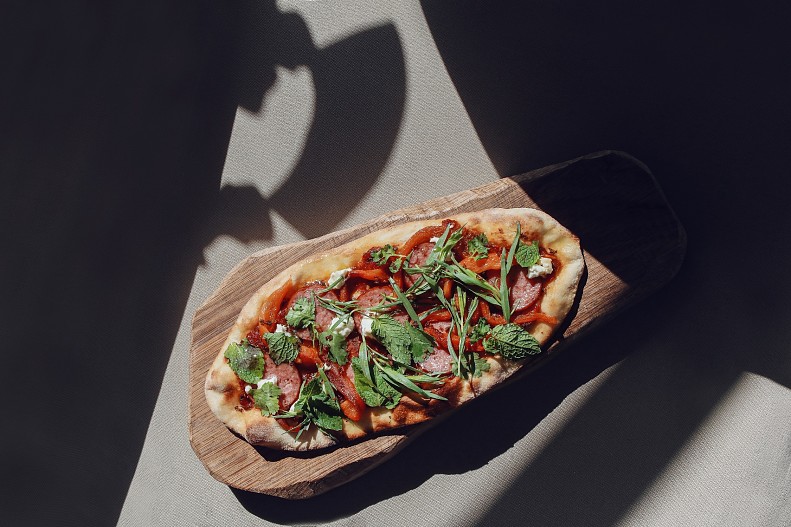 Мини-лахмаджун, телячья колбаса, черкесская груша, томатная пассата