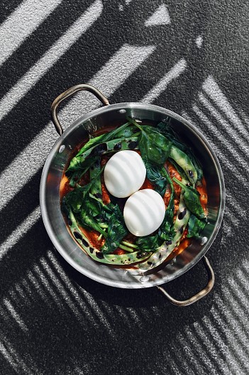 Тепси кебаб, мягко сваренные яйца, армянская фасоль, шпинат