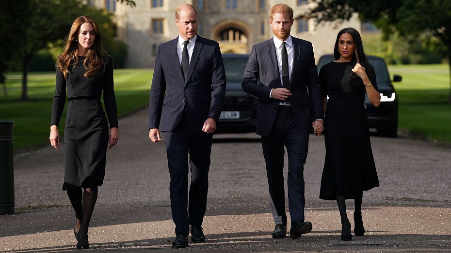 Большое воссоединение: принц Уильям, Кейт Миддлтон, принц Гарри и Меган Маркл вместе почтили память Елизаветы II в Виндзорском замке