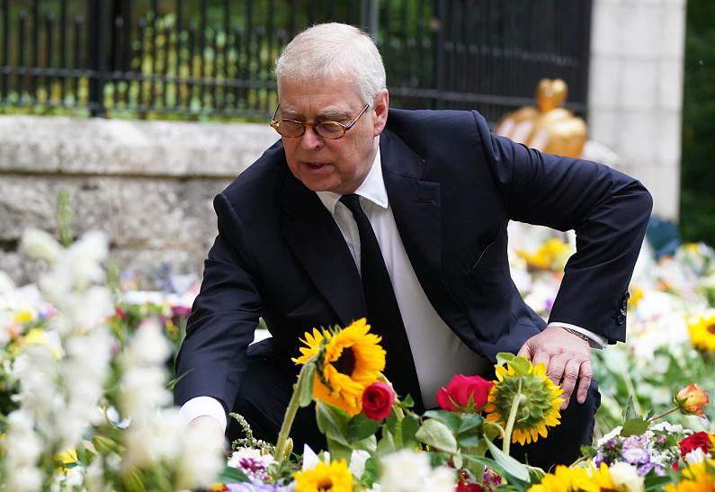 Принц Эндрю, принцессы Беатрис и Евгения, принцесса Анна: Виндзоры впервые за долгое время появились вместе на публике. Фото!