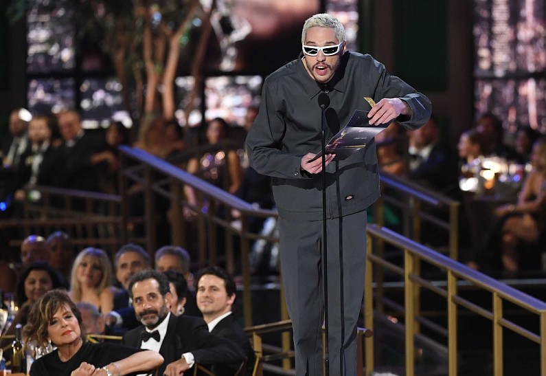 Пранк или совпадение? Пит Дэвидсон скопировал образ Канье Уэста на Emmy Awards