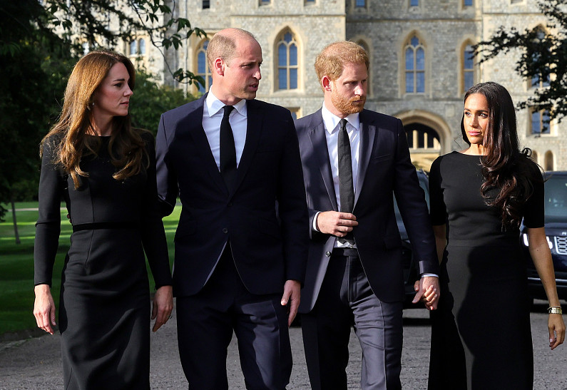 Принц Гарри и Меган Маркл присоединились к королевской семье на траурном шествии около Букингемского дворца