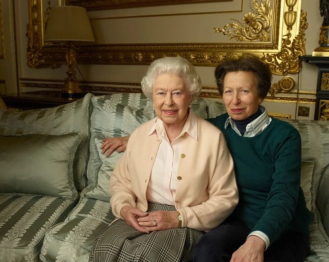 Елизавета II и принцесса Анна