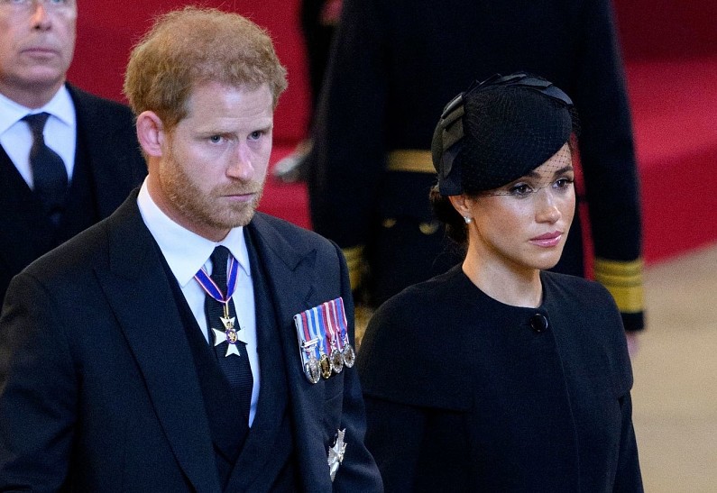 Принц Гарри и Меган Маркл нарушили королевский протокол во время траурной процессии в Лондоне