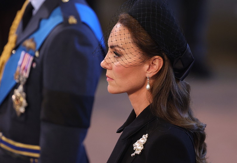 Королева-консорт Камилла, Кейт Миддлтон и Меган Маркл появились на публике в жемчужных украшениях, чтобы отдать дань уважения Елизавете II