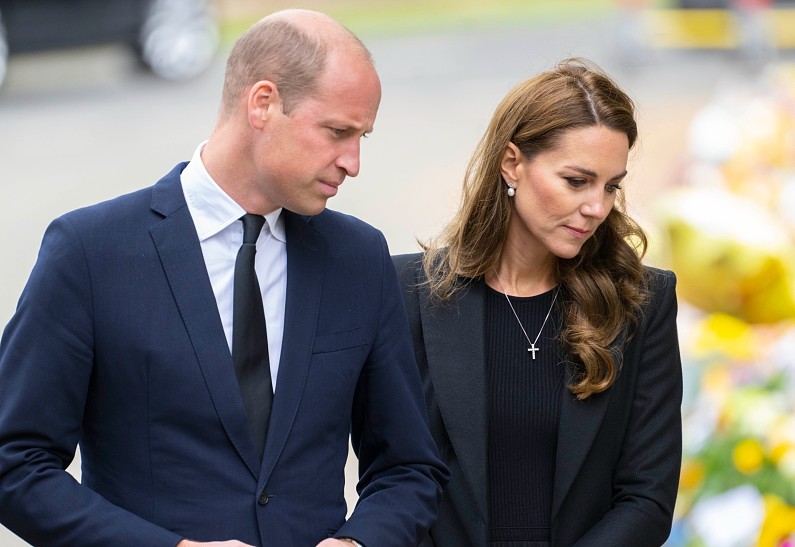 Кейт Миддлтон и принц Уильям трогательно почтили память королевы в Сандрингеме