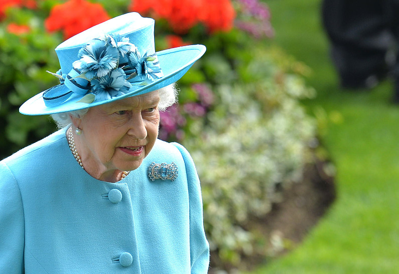 Почему Елизавета II всегда носила шляпу на публике? Неожиданная причина!