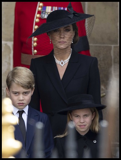 Кейт Миддлтон с детьми - принцем Джорджем и принцессой Шарлоттой
