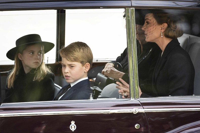 Кейт Миддлтон с детьми - принцессой Шарлоттой и принцем Джорджем