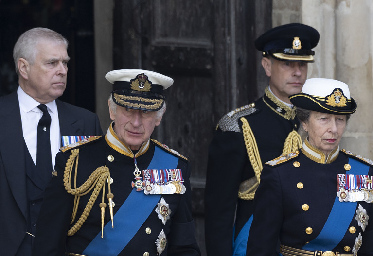 Король Карл III, принц Эндрю и принцесса Анна