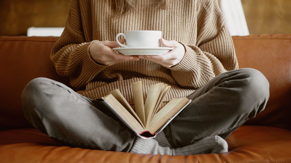7 книг для уютных вечеров с пледом и чашкой чая