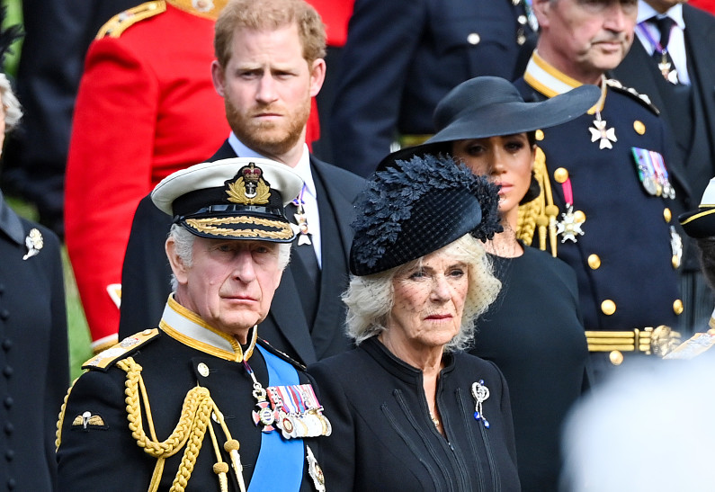 Трогательная забота: принц Гарри сделал всё, чтобы Меган Маркл чувствовала себя комфортно на похоронах Елизаветы II