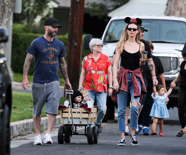 Адам Левин с женой и детьми