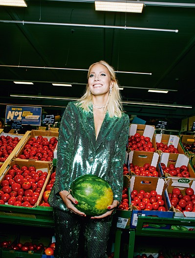 На Елене: костюм PhiLiPP PLein («времена года»), чокер, серьги — всё Wanna? be!