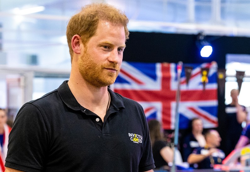 «Вставил палки в колеса»: принц Гарри переписывает мемуары из-за смерти Елизаветы II