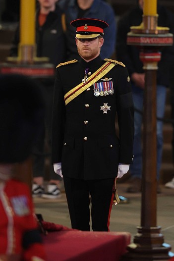Принц Гарри на похоронах Елизаветы II