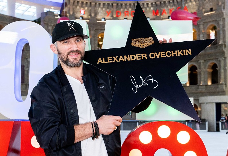 Звезда появилась: Александр Овечкин вместе с сыном подписал звезду для Аллеи Чемпионов VEGAS Кунцево